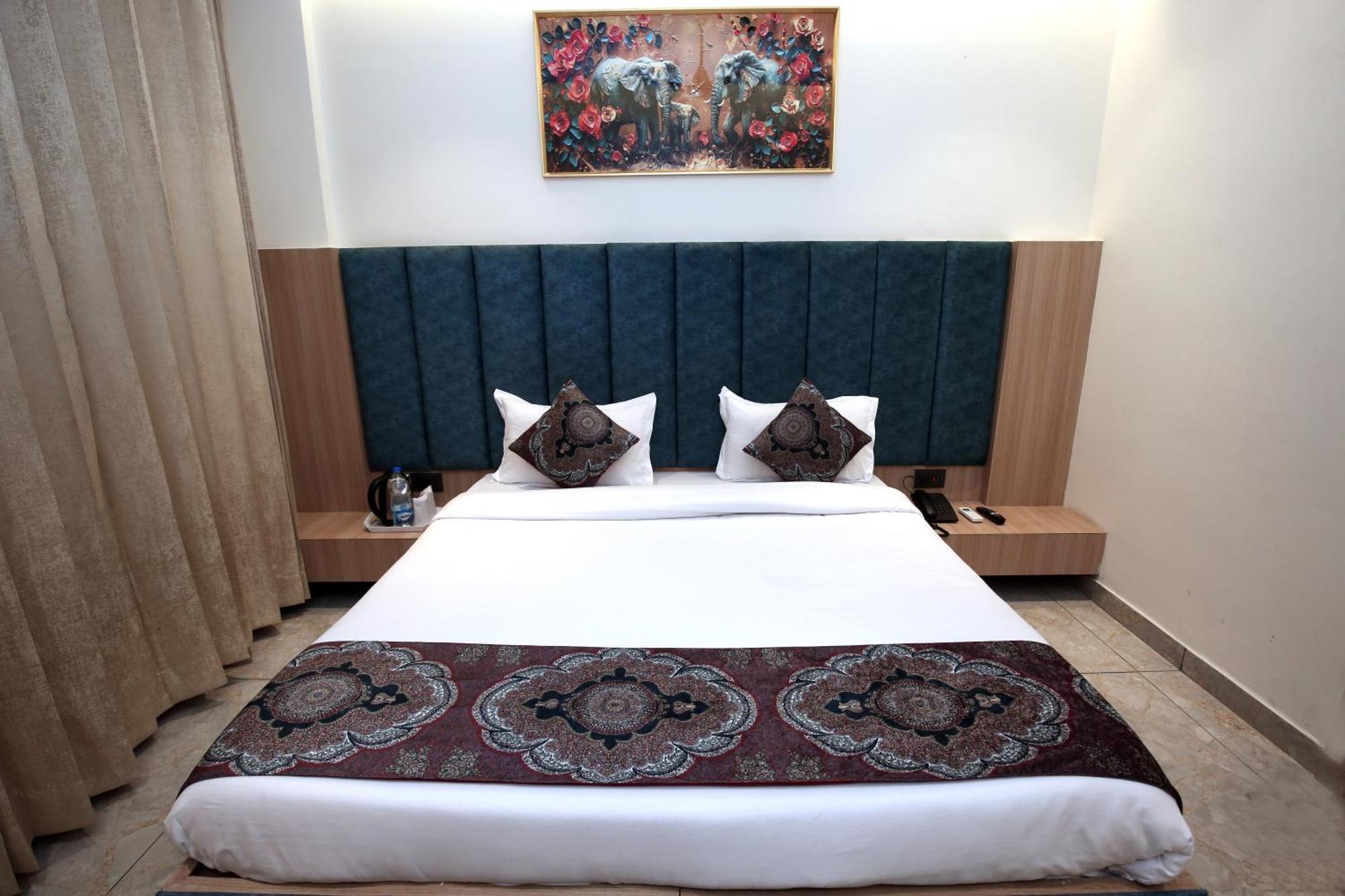 Park Plaza Near Golden Temple