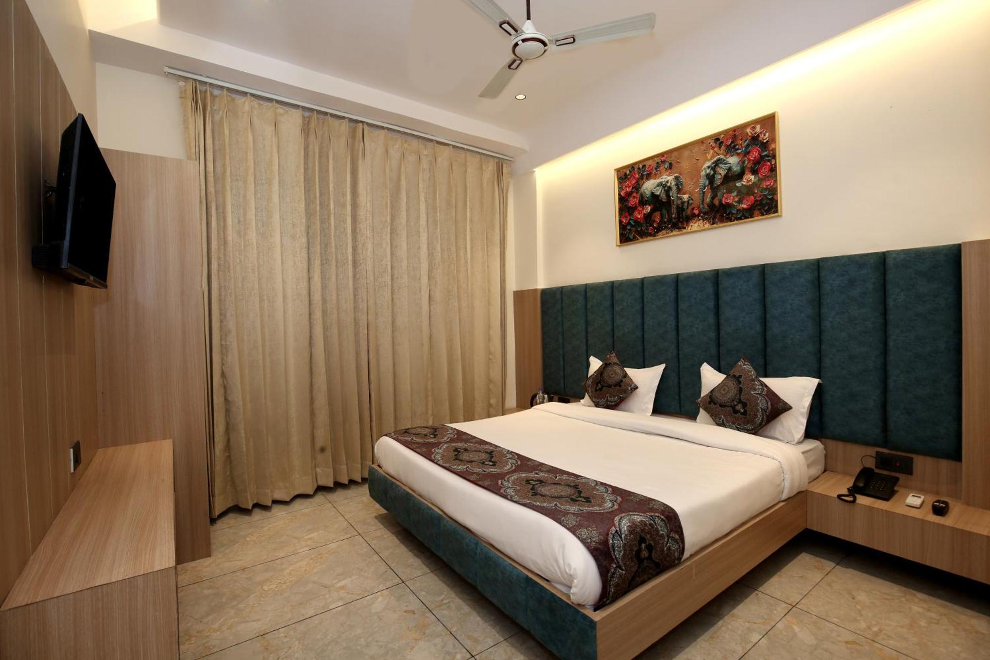 Park Plaza Near Golden Temple